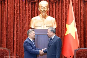 党中央总书记、国家主席苏林与美国代理海军部长高雄。