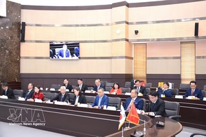 出席座谈的越南代表团。