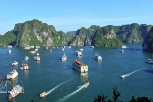 越南广宁省下龙湾美景。