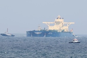 一艘韩国油轮在通过霍尔木兹海峡后，正准备靠泊蔚山港。图：YONHAP