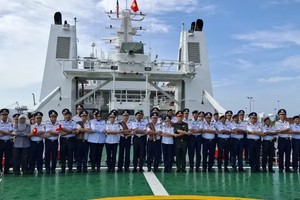 越南海警代表与马来西亚海事执法局（MMEA）彭亨州代表在CSB 8005号舰上，按东盟传统进行合影留念。 