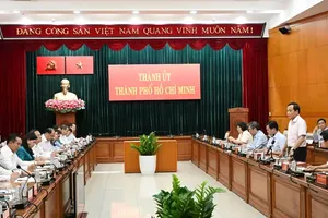 胡志明市市委常务与市人委会党委举行会议。