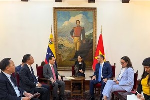 党中央政治局委员、外交部长黎怀忠同外交部长伊万·希尔·平托（Yvan Gil Pinto）举行会谈。越南外交部供图 