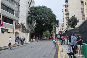 6月24日，在委内瑞拉首都加拉加斯，居民在地震发生后聚集在空旷地带（手机照片）。