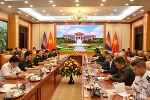 越南人民军副总参谋长黎文向中将与柬埔寨王家军副总司令邵速卡举行会谈。图自qdnd.vn 