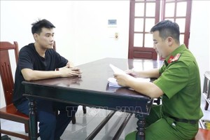 该团伙头目为黎文煌（31岁，暂住同奈市镇边坊）在公安机关。图：越通社 