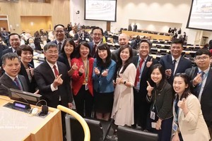 越南候选人阮氏兰英副教授（右四）在《联合国海洋法公约》第36次缔约国会议上当选为国际海洋法法庭（ITLOS）法官。