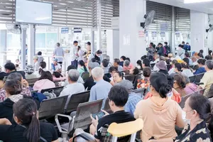 民众在胡志明市大水镬医院等候就诊。