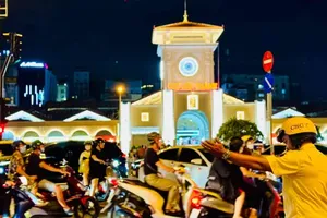 胡志明市交警在市中心区域疏导交通。 