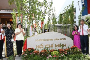市委副书记文氏白雪与市委宣教与民运处副主任丁氏清水出席落成仪式。图：越勇 