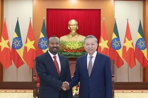 党中央总书记、国家主席苏林和埃塞俄比亚总理阿比·艾哈迈德·阿里。
