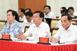 胡志明市市委书记陈留光与各位代表在胡志明市直播点出席。图：越勇。