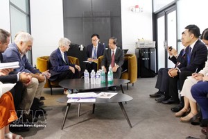 党中央委员、中央政策与战略部副部长阮金山与法国共产党全国书记法比安·鲁塞尔举行会谈。
