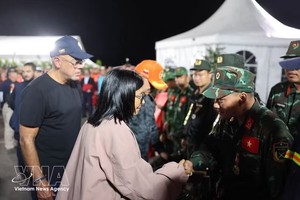 委内瑞拉代总统罗德里格斯看望越南救援力量。