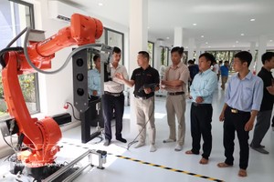 在岘港大学百科大学所属的工业机器人与人工智能应用研究开发培训中心进行工业机器人测试。