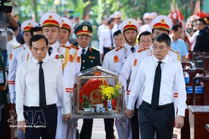 黎明兴总理将胡志明市和兴坊黎氏莲公园发现的烈士遗骸送往集中安葬地点。