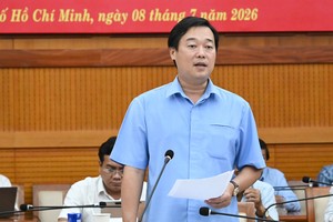 胡志明市市委常务副书记黎国峰在会议上致辞。图：越勇