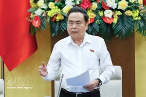 国会主席陈青敏在会上致辞。