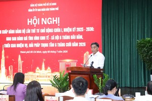 胡志明市人委会常务副主席阮禄河在会议上致辞。
