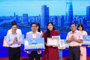 胡志明市市委宣教与民运处副主任曾友锋向荣获比赛一等奖的作者颁奖。