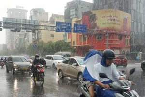 胡志明市傍晚出现分散性阵雨与旋风。