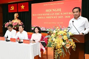 胡志明市人委会主席阮文得在会议上发表指导意见。图：越勇