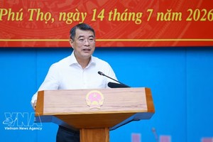 政府总理黎明兴在越池市与富寿省委常委会举行工作会议。