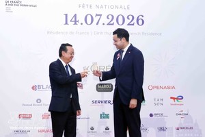 胡志明市人委会副主席裴明盛（左）与法国驻胡志明市总领事艾蒂安·拉纳瓦松举杯祝贺法国国庆。