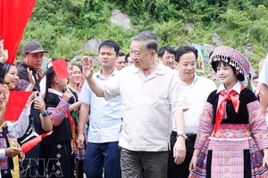 党中央总书记、国家主席苏林率团出席山罗省云湖乡龙良全民保卫祖国安全日活动。