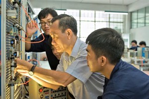胡志明市国立大学所属百科大学电气—电子工程专业师生在实验室进行实践课。图：青雄
