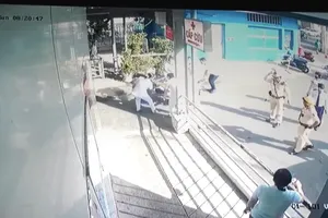 两名交警为产妇母子开道送医急救。图：视频截图。 