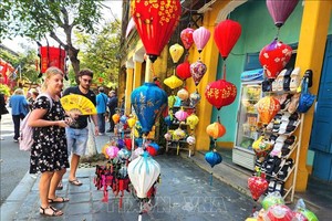 国际游客在会安古埠体验步行街并参观纪念品销售点。图：段友忠/越通社