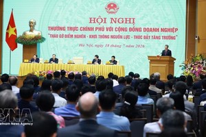 7月18日上午，政府总理黎明兴在河内主持召开政府常务委员会与企业会议。