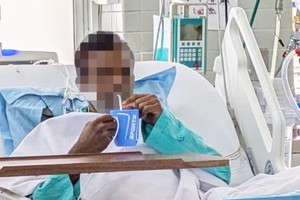 快艇翻覆事故中的患者已恢复意识，并能与重症监护科（ICU）医生进行交流。