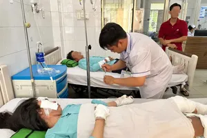 统一全科医院的医护人员正在密切跟进与为伤者提供治疗。图：春忠 
