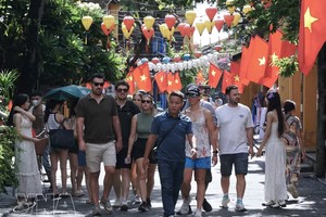 国际游客参观会安古埠。