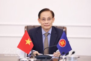 党中央政治局委员、外交部部长黎怀忠。