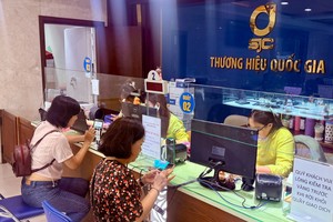  7月23日上午，顾客在胡志明市棋盘坊阮氏明开街SJC公司进行交易。图：绒阮