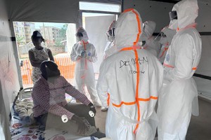 医护人员为刚果民主共和国一名埃博拉患者进行健康检查。图：世界卫生组织