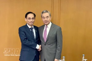 党中央政治局委员、外交部长黎怀忠在菲律宾会见了中共中央政治局委员、中央外事工作委员会办公室主任、外交部长王毅。
