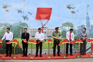 胡志明市领导为昆仑岛“美丽越南”壁画工程剪彩。 