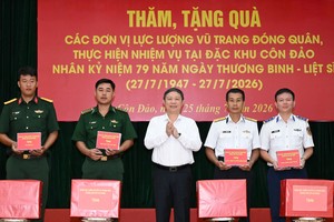 胡志明市市委宣教与民运处主任杨英德向各单位赠送礼物。图：越勇
