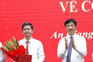党中央政治局委员、党中央书记处书记、中央组织部部长阮维玉向黎光松同志颁发委任决定。