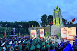 在胡志明市烈士陵园的点燃感恩烛光仪式。图：黄雄 