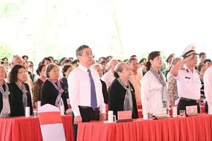 阮福禄副书记与各位代表出席忌辰仪式。图：越勇