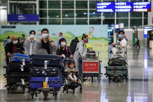 中国香港国际机场的旅客。资料图：法新社/越通社（第三方不得使用、分享）