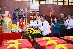 国会主席陈青敏、党中央书记处常务书记陈锦秀与代表们在烈士遗骸停放处敬献香花，缅怀英雄烈士。