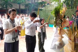 胡志明市市委宣教与民运处、市文体厅领导在黎氏莲同志、陈文矫同志纪念碑前敬香。图：翠平