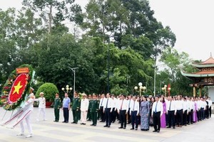 胡志明市代表团在滨药烈士纪念馆献花、敬香。图：吴平