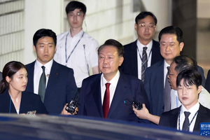 2025年7月9日晚上，韩国前总统尹锡悦接受讯问后走出首尔中央地方法院。图：新华社